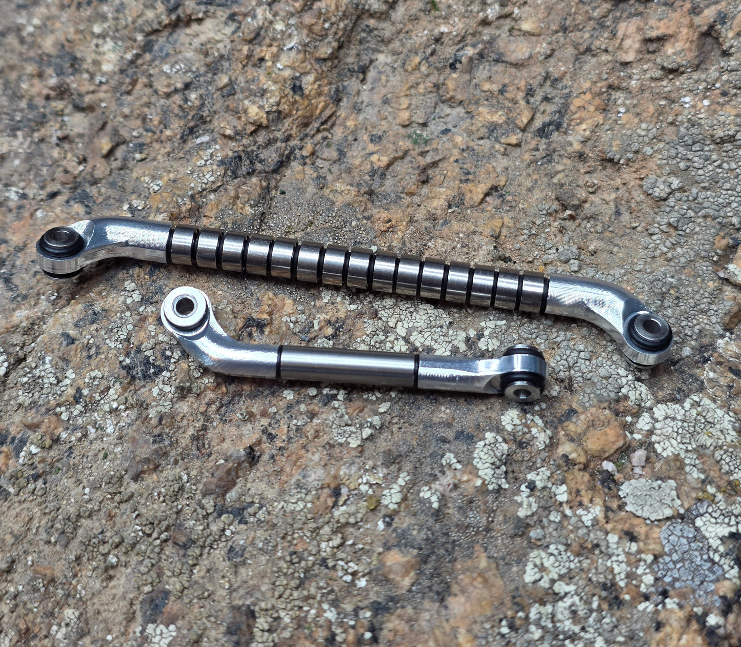 V2 Roller Bearing Steering Link (R.B.S.L.) - Fits MEUS +6.2mm Portals for SCX24
